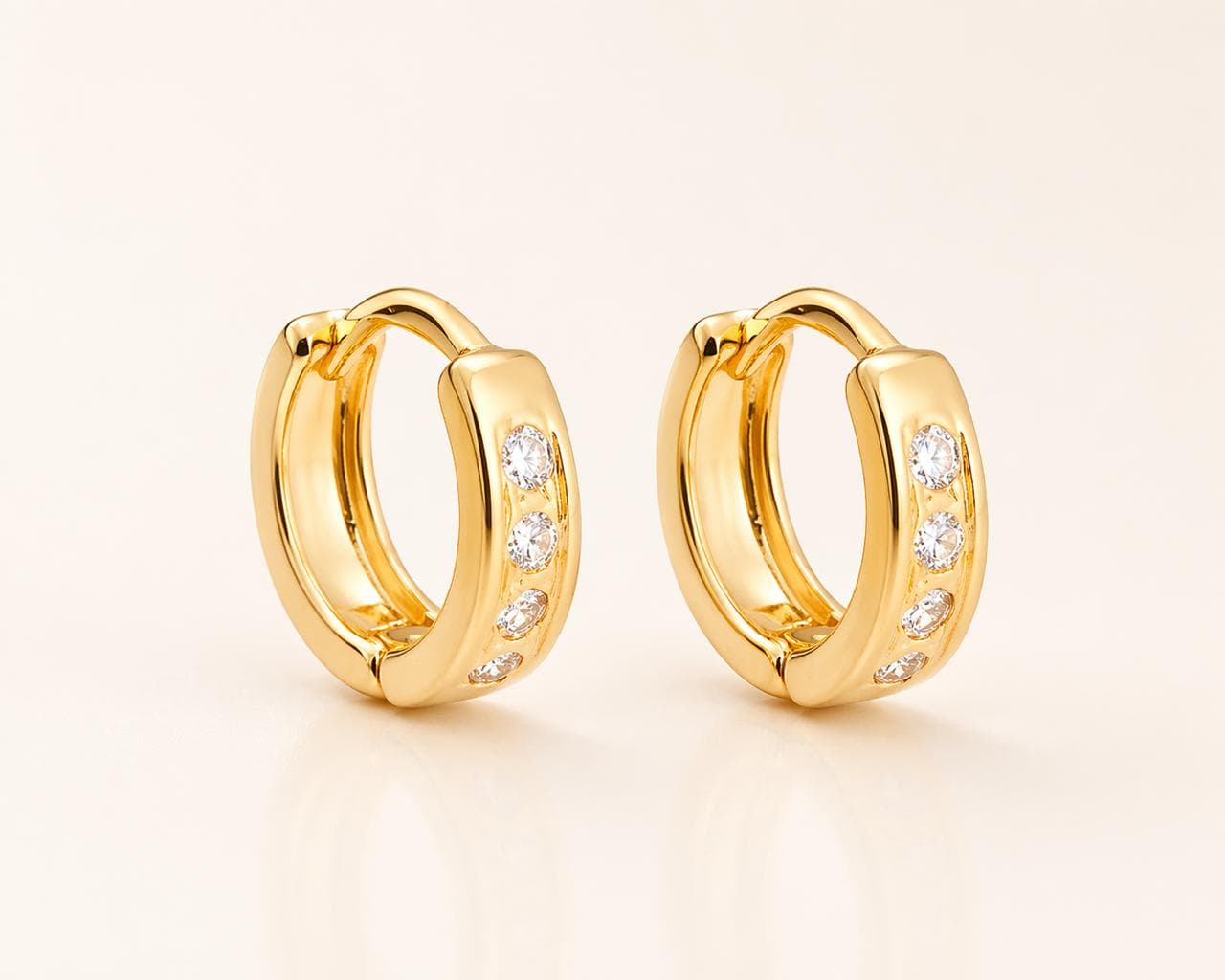 Brinco Dourado de Argolinha com Pedras de Zirconia